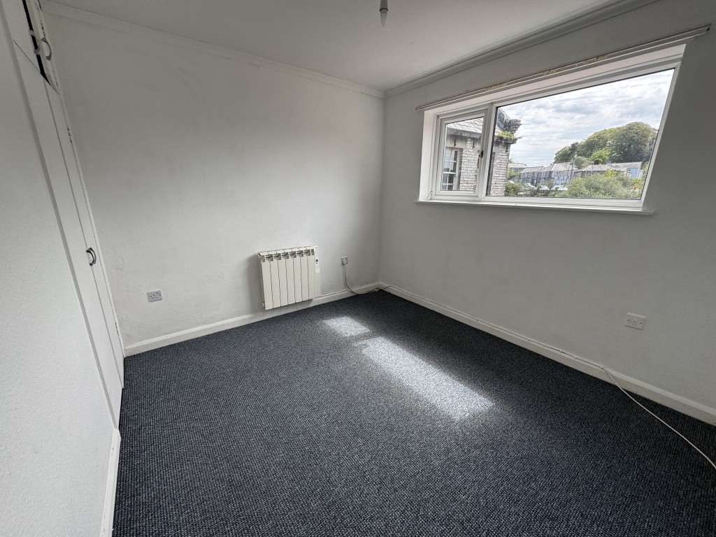 Lot: 63 - MIXED USE PROPERTY COMPRISING TWO COMMERCIAL UNITS AND THREE FLATS - 8C Bedroom one